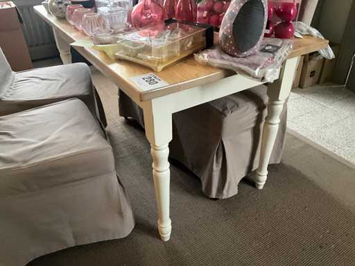 Esstisch und Stühle