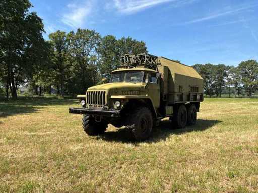Unieke V8 Diesel Ural 6x6 Vrachtwagens 2 Zeldzame Oldtimer (2x)