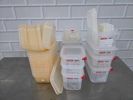 Un lot de recipiente de plastic