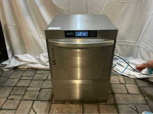 Winterhalter UC Series Glasspülmaschine mit 2 Spülkörben