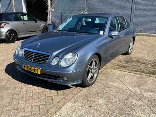 Mercedes-Benz E-Class 350 Klasyczny Samochód Osobowy z 2005 roku