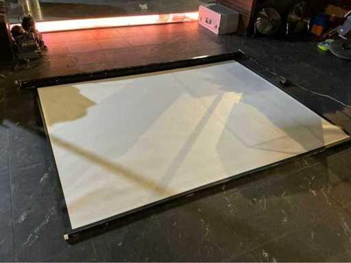 Ecran electronic, inclusiv bracketul