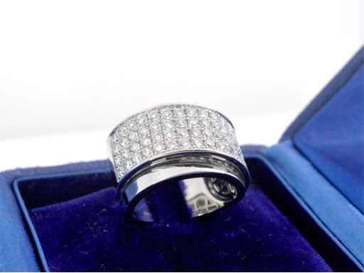 Pierścionek w rzędzie z błyskotliwymi diamentami wysokiej jakości