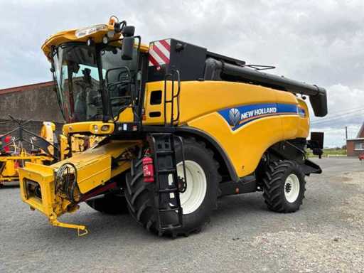 2013 New Holland CX7090 Combine