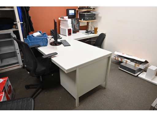 Configuration du bureau avec chaise de bureau