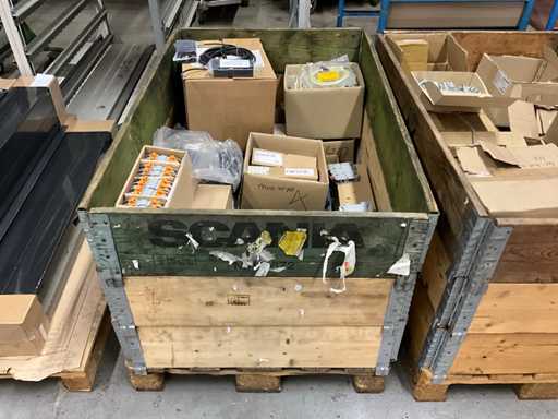 Partij hoogstroomklemmen, kabels en diversen