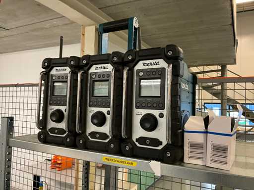 Makita DMR116 Battery radio (3x)