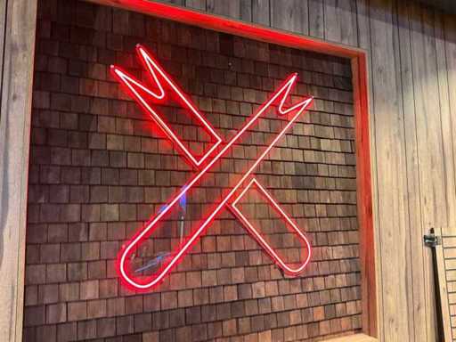 Panoul publicitar iluminat