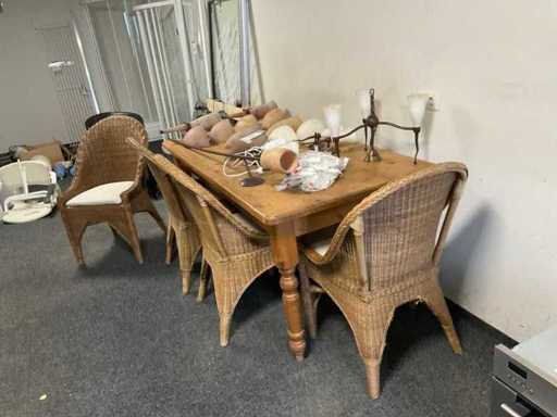 Masa de dining cu 4 scaune din nuiele