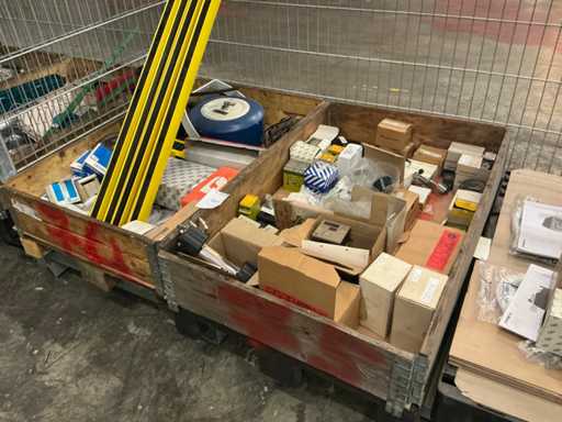 Batch of various spare parts