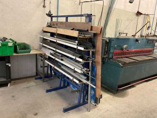 Bock mit Metallschaft und Gewindenenden
