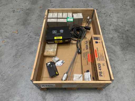 Partia komponentów elektrycznych i akcesoriów do szafek przełączników - Rittal Schneider