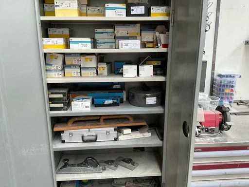 Lotto di abrasivi eccetera con mobile da officina