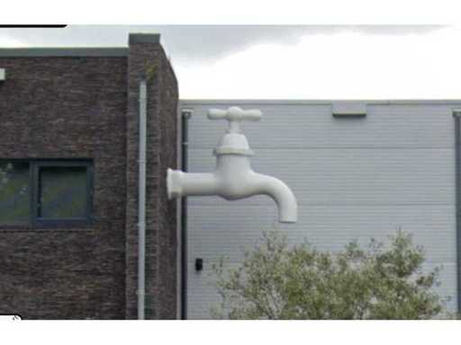 Large façade crane - advertising object