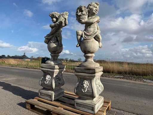 Putti auf Sockel (2x)