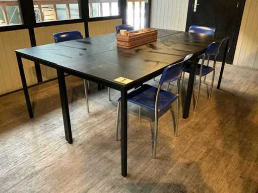 Table de cantine avec chaise
