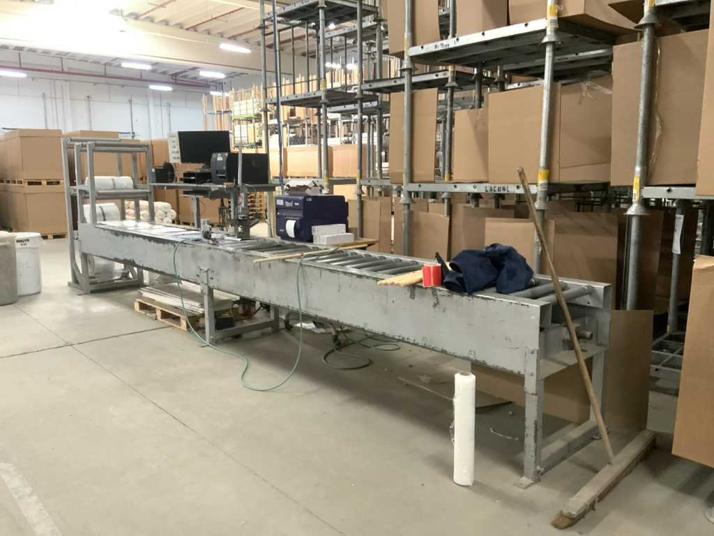 Manual packing roller conveyor