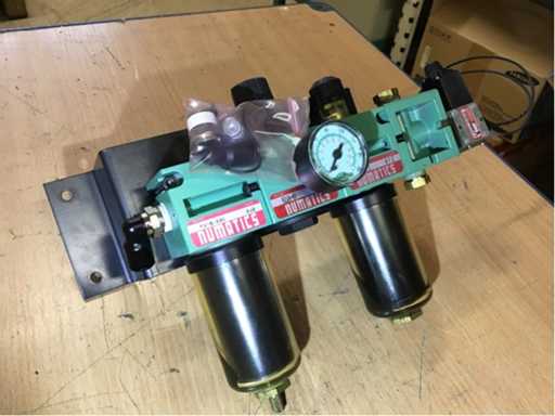 Pneumatic compressed air lubricators