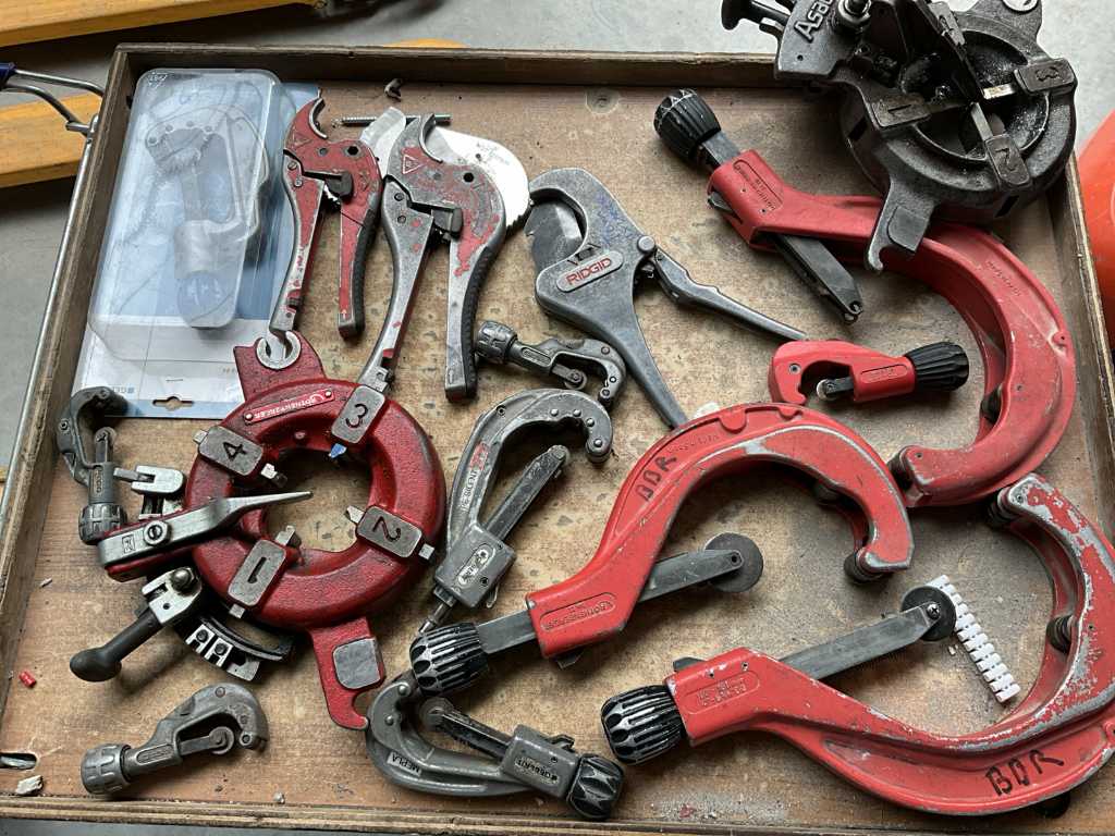 14 various tube cutters and 2 threading accessories