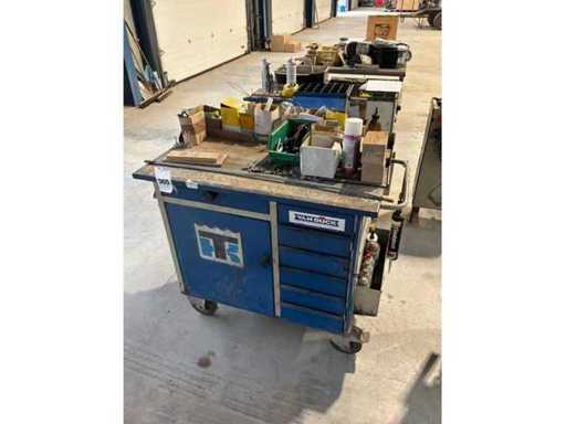 Werkzeugwagen mit Inhalten