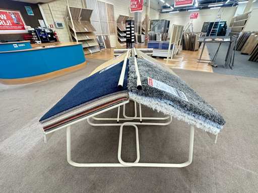 Exposition en acier avec moquette d’échantillons (34x)