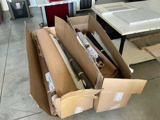 Beaucoup de rouleaux de cuir et de tissu