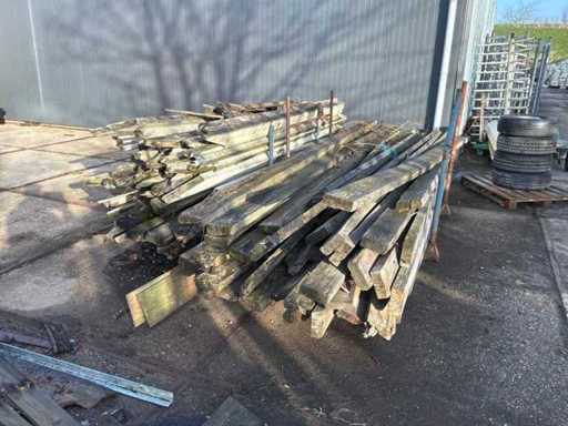 Un lot de grinzi de lemn