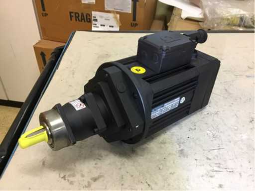 Synchronous servo motor with planetary gearbox