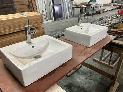 Wastafelmeubel in de badkamer (2x)