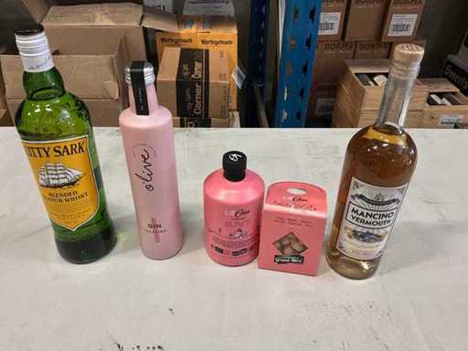 Lotto di whiskey, vermouth e liquore