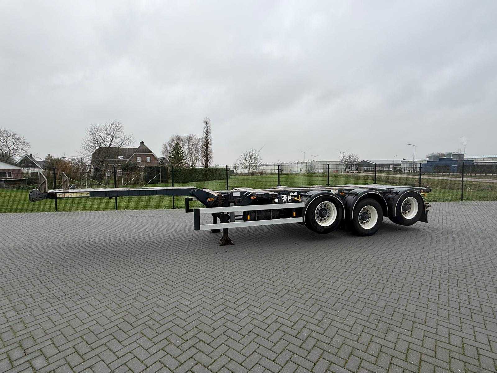 D-Tec – FT-43-03V – Lift axles front and rear – Extendable – Container chassis – 2005 – Semi-trailer