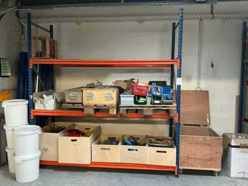 Regał magazynowy z zawartością