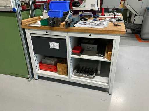 Werkbank mit Inhalt