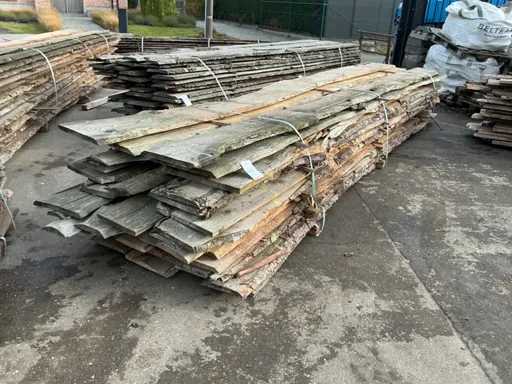 Série de planches de tronc d’arbre sciées