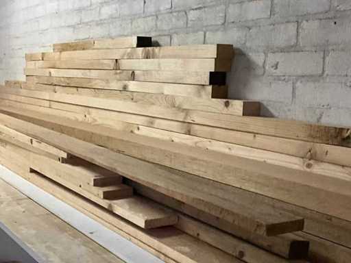 Série de bois raboté comprenant de l’épicéa et du meranti.