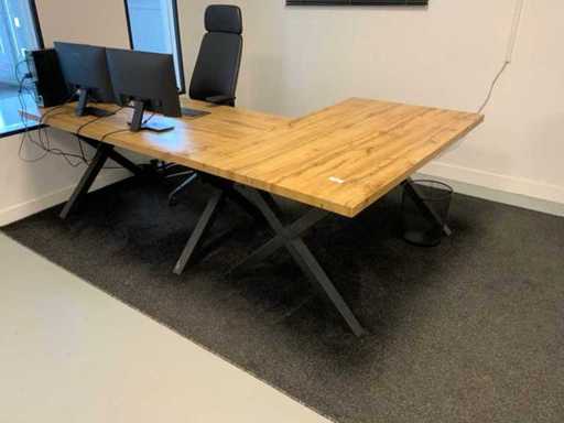 2 tables de bureau avec 1 chaise