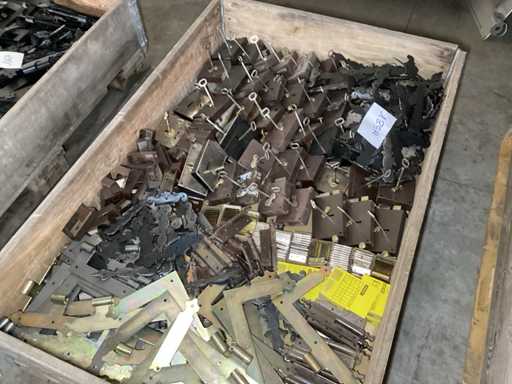 Varie serrature in cassa di legno