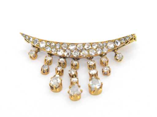 Gold brooch with diamonds