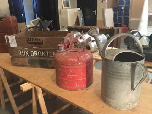 Fusto d'olio vintage, scatola, annaffiatoio (3 volte)