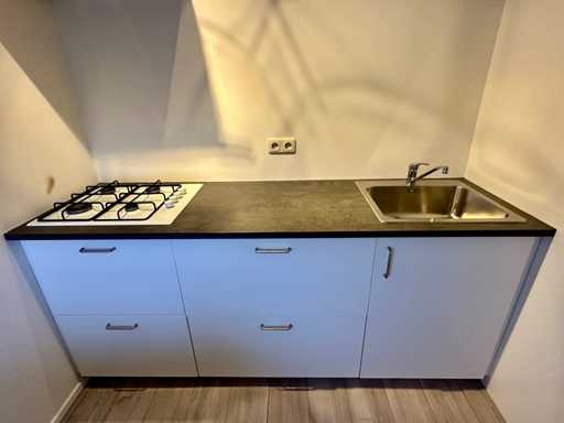 Unité de cuisine avec cuisinière et évier