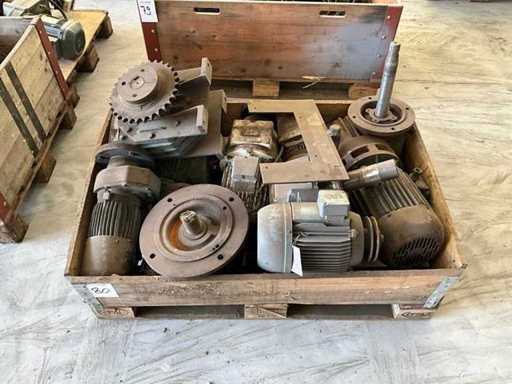 Beaucoup de moteurs électriques variés (2x)