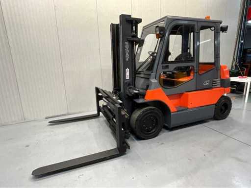 Toyota 7FBMF50 - Passage latéral du chariot élévateur - positionneur de fourche à l’extérieur du chariot