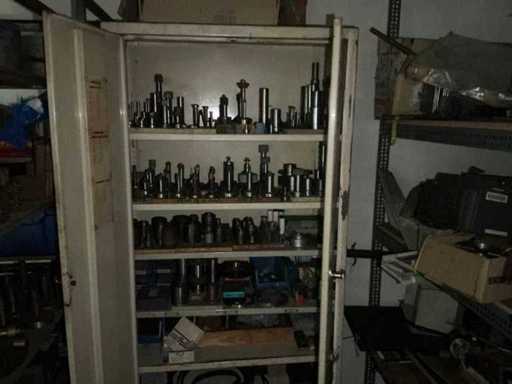 Metalen 2-deurs kast met inhoud