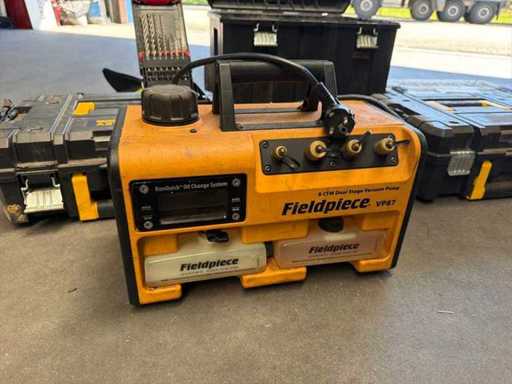 Fieldpiece VP87 8 CFM Dual Stage Vacuum Pump incl. Accessories and storage cases