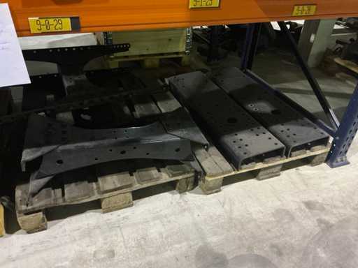 Man Partij diverse chassisonderdelen en veerbeugels