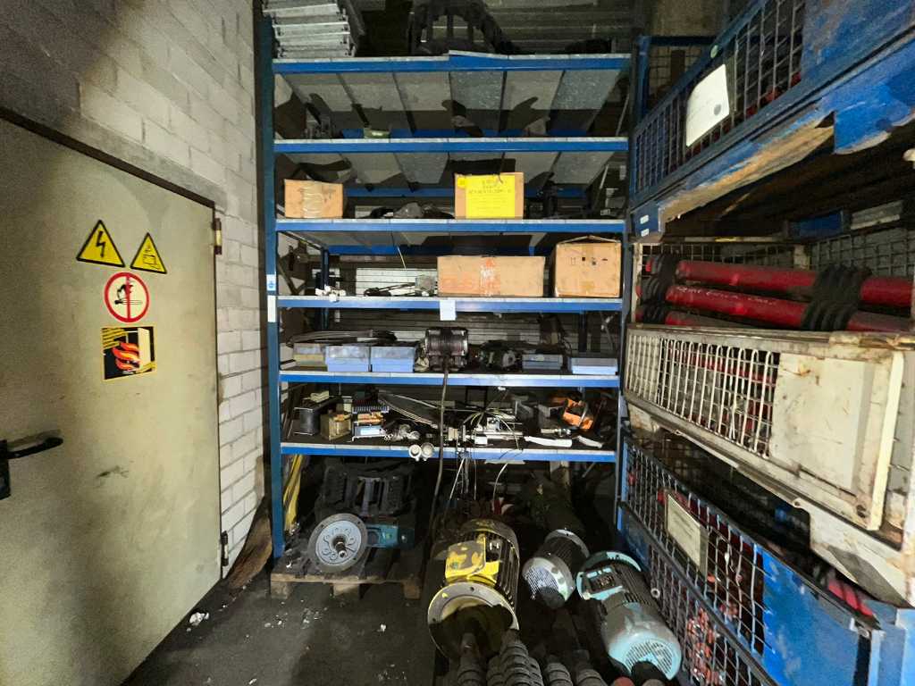 Rack de depozitare cu motoare și alte echipamente