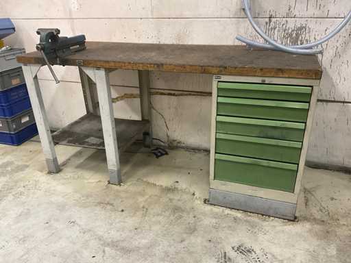 Kinderwerkbank mit Schraubstock