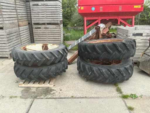 2 sets achterbanden met velg
