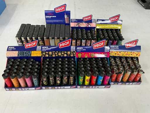 Professeur Divers briquets en exposition (245x)