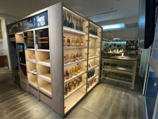 Houten vitrinekast met verlichting